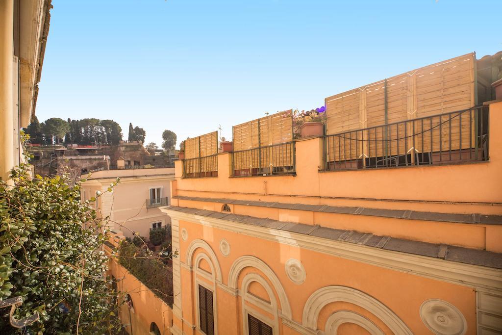 Elegant Apartment Behind The Colosseum Rome Bagian luar foto